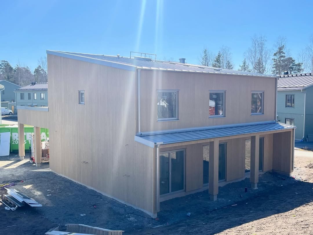 Solen sken i Skölsta idag! Huset vi sen i december har hjälpt @byggspecialistenab med är nu helt klart utvändigt. 🔨🔨☀️ #