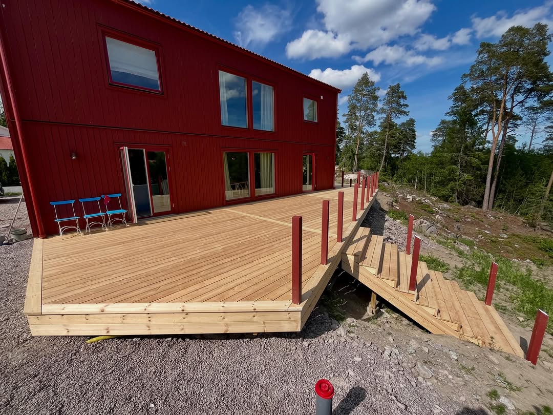 En stökig tomt i Skölsta blev lite mer tillgänglig med denna fina altan! Kul och utmanande uppdrag där tomten fick bestä